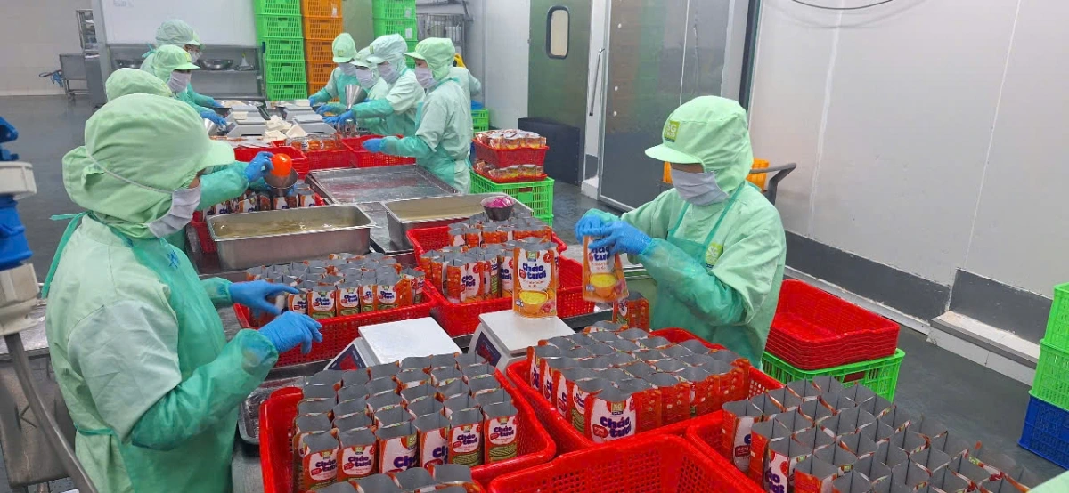 Công nhân tăng gia sản xuất chuẩn bị hàng Tết (Ảnh tư liệu Lệ Hằng)