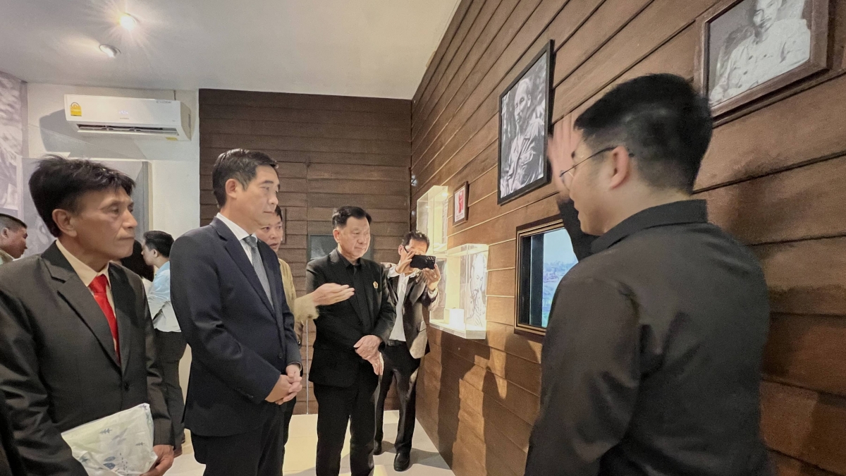 Đoàn công tác cùng tham quan bảo tàng, tìm hiểu về quãng thời gian Bác Hồ từng sống và hoạt động cách mạng tại Bản Đông, Phichit (Thái Lan) gần 100 năm trước.