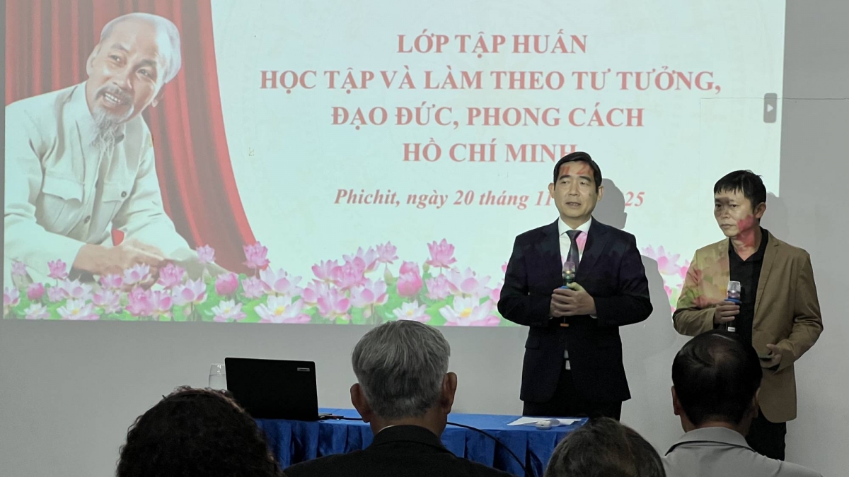 Lớp tập huấn “Học tập và làm theo tư tưởng, đạo đức, phong cách Hồ Chí Minh” do Đại sứ quán Việt Nam tại Thái Lan tổ chức.