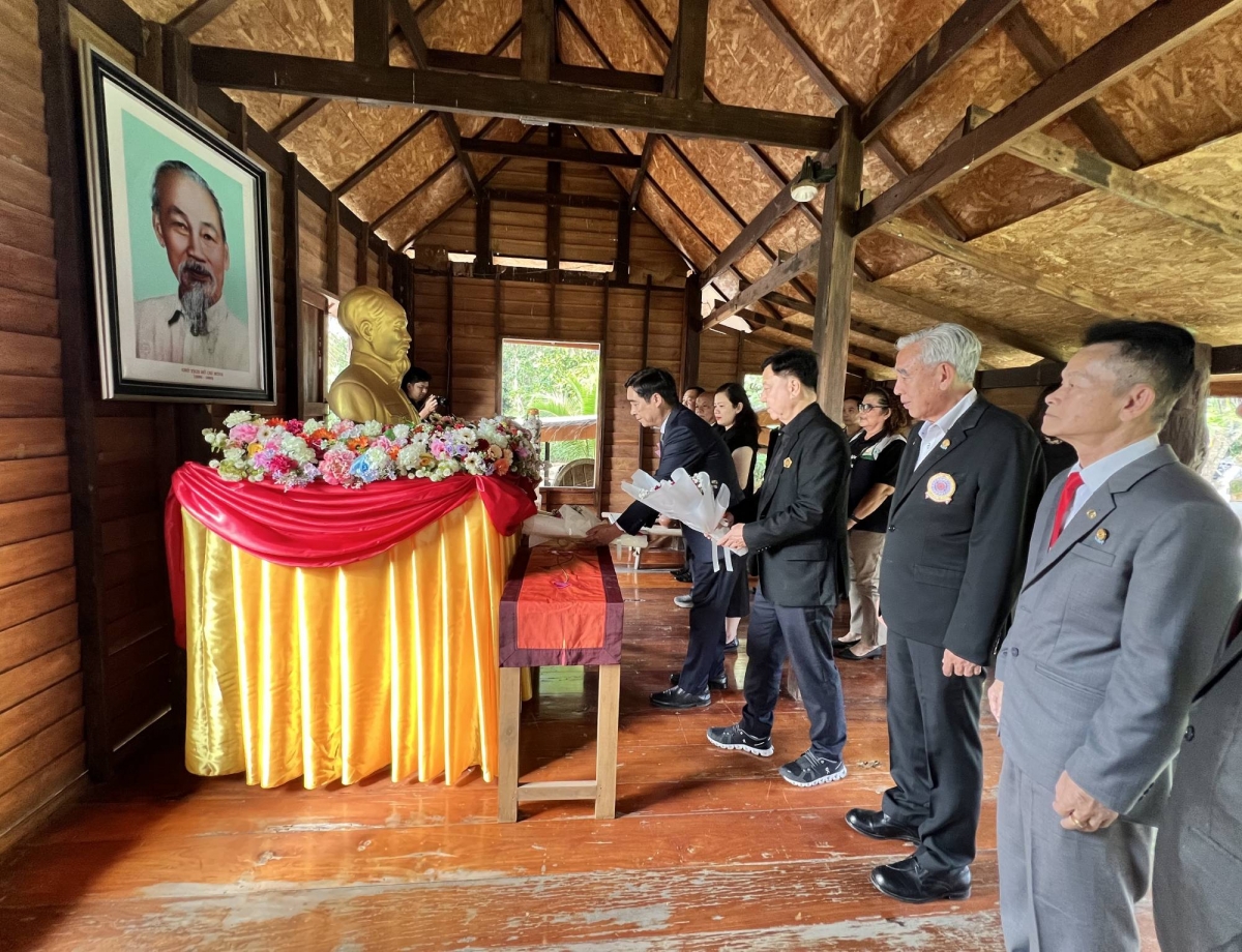 Đại sứ Phạm Việt Hùng cùng các cán bộ, nhân viên Đại sứ quán và kiều bào thành kính dâng hương, hoa tưởng niệm Chủ tịch Hồ Chí Minh.