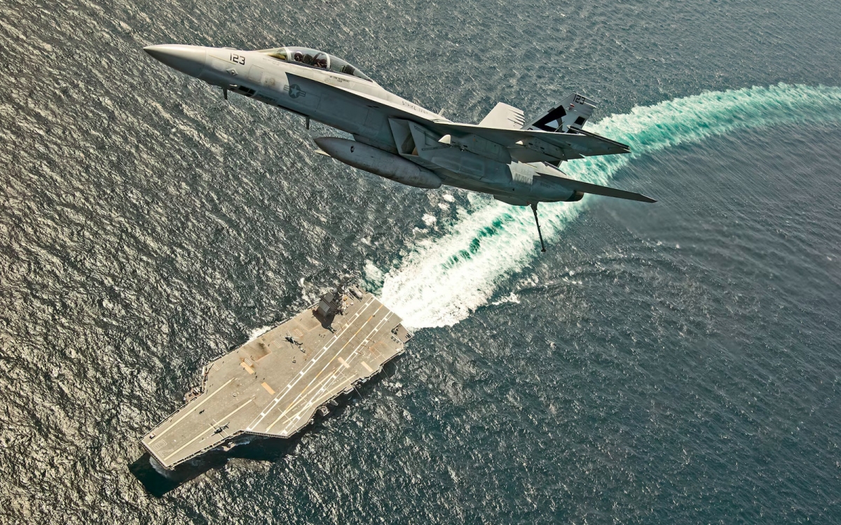 Tiêm kích F/A-18F Super Hornet bay phía trên tàu sân bay Mỹ Gerald R. Ford. Ảnh: Reuters.
