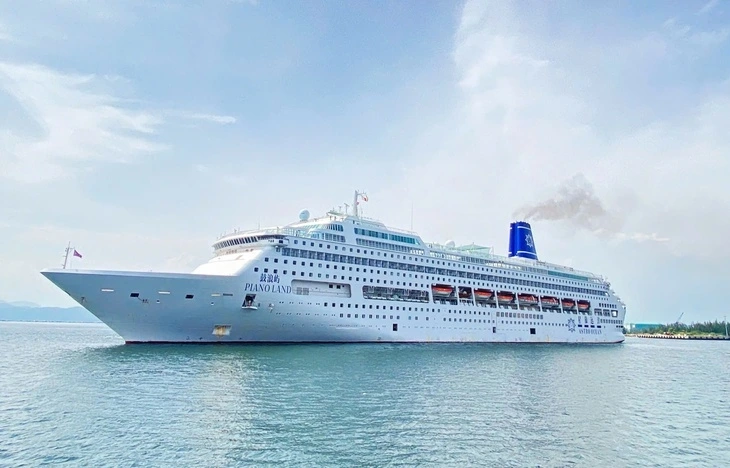 The Piano Land cruise ship brings about 1,000 foreign tourists to Khanh Hoa on November 11-12. (Photo: Nguyen Nam)