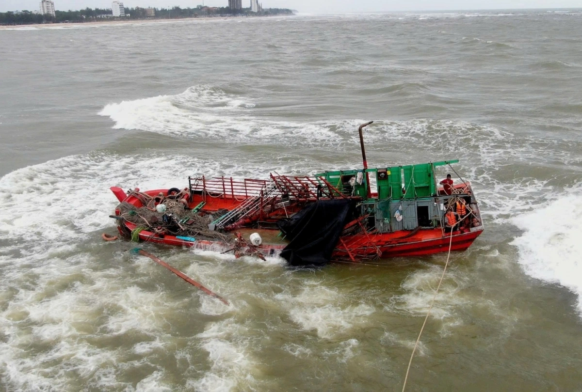 Tàu cá gặp nạn khi đang trên đường vào cửa biển Nhật Lệ