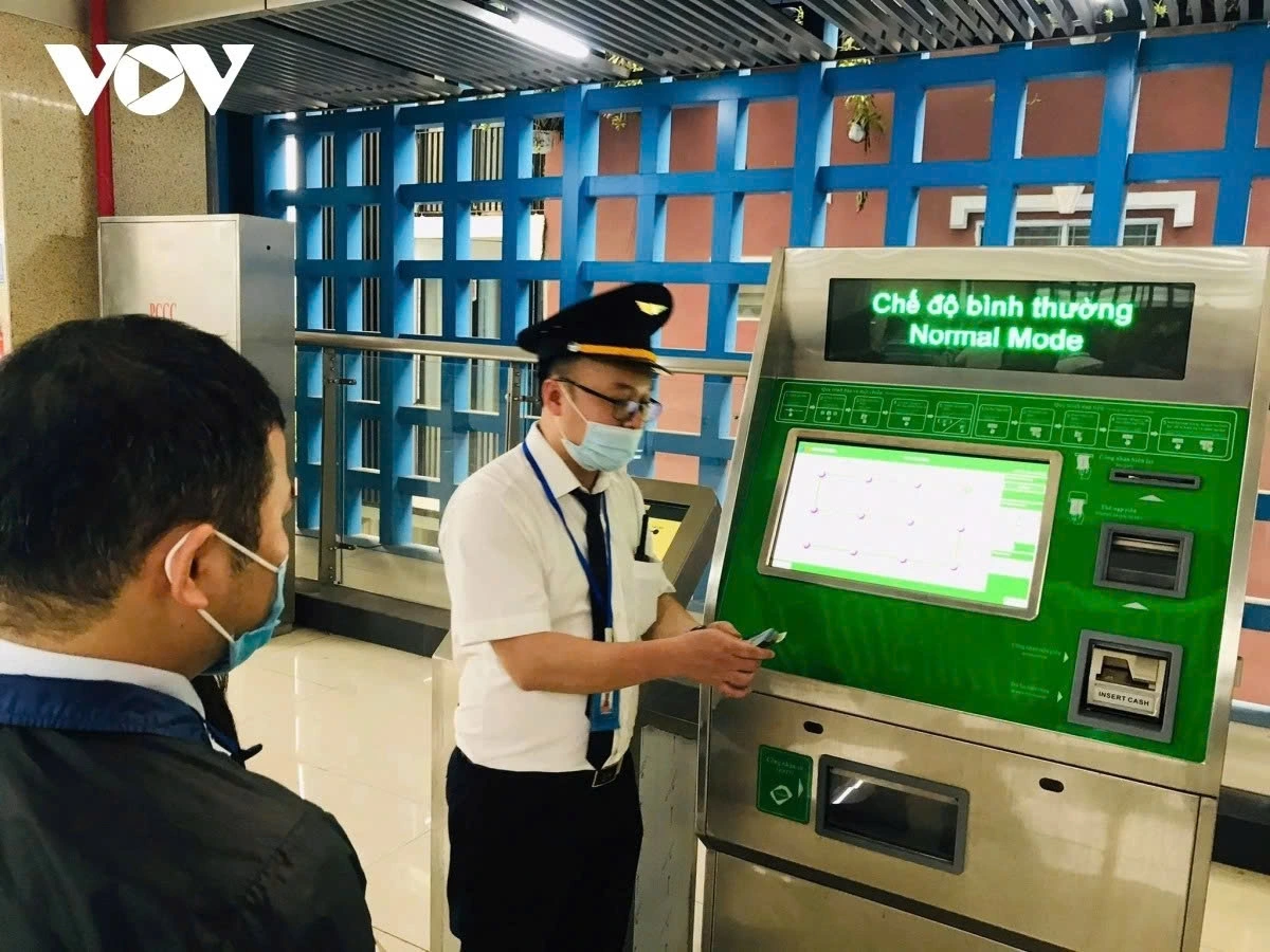 Từ ngày 18/11, hành khách đi tàu Cát Linh – Hà Đông sẽ chuyển sang sử dụng thẻ vé định danh điện tử mới, thay thế hoàn toàn thẻ vé cũ. 