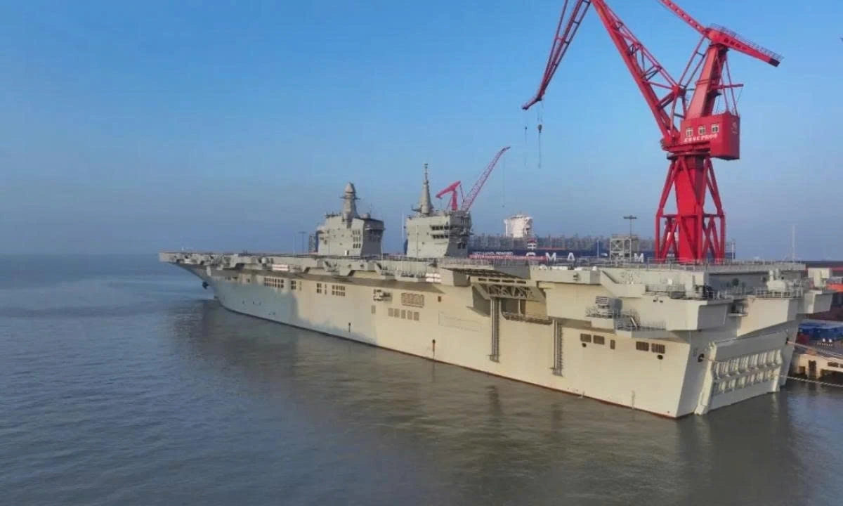 Tàu Tứ Xuyên khởi hành từ Thượng Hải để chạy thử nghiệm trên biển lần đầu tiên vào ngày 14/11/2025. Ảnh: tài khoản WeChat của Hải quân Trung Quốc