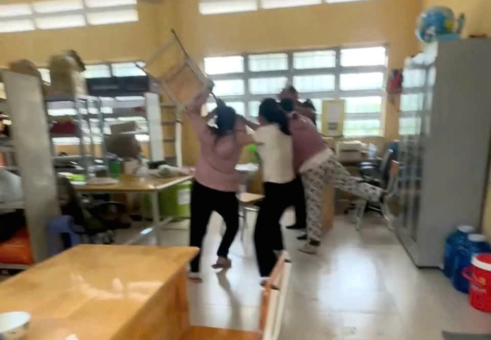 Vụ việc trở nên căng thẳng khi chiều 27/10, mẹ của học sinh N.T.T.L. cùng một phụ nữ khác đến trường nơi thầy N.V.T. đang làm việc đánh thầy giáo cùng những người can ngăn (ảnh cắt clip)