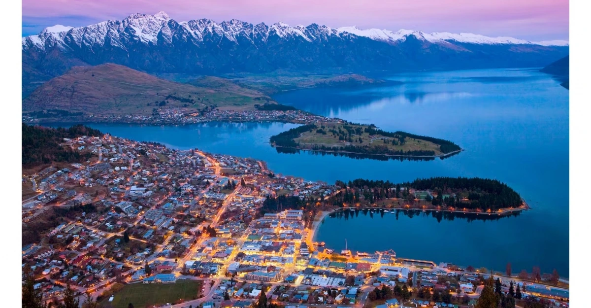 Thành phố Queenstown của New Zealand là nơi thu hút khách quốc tế. Nguồn: NZ Herald