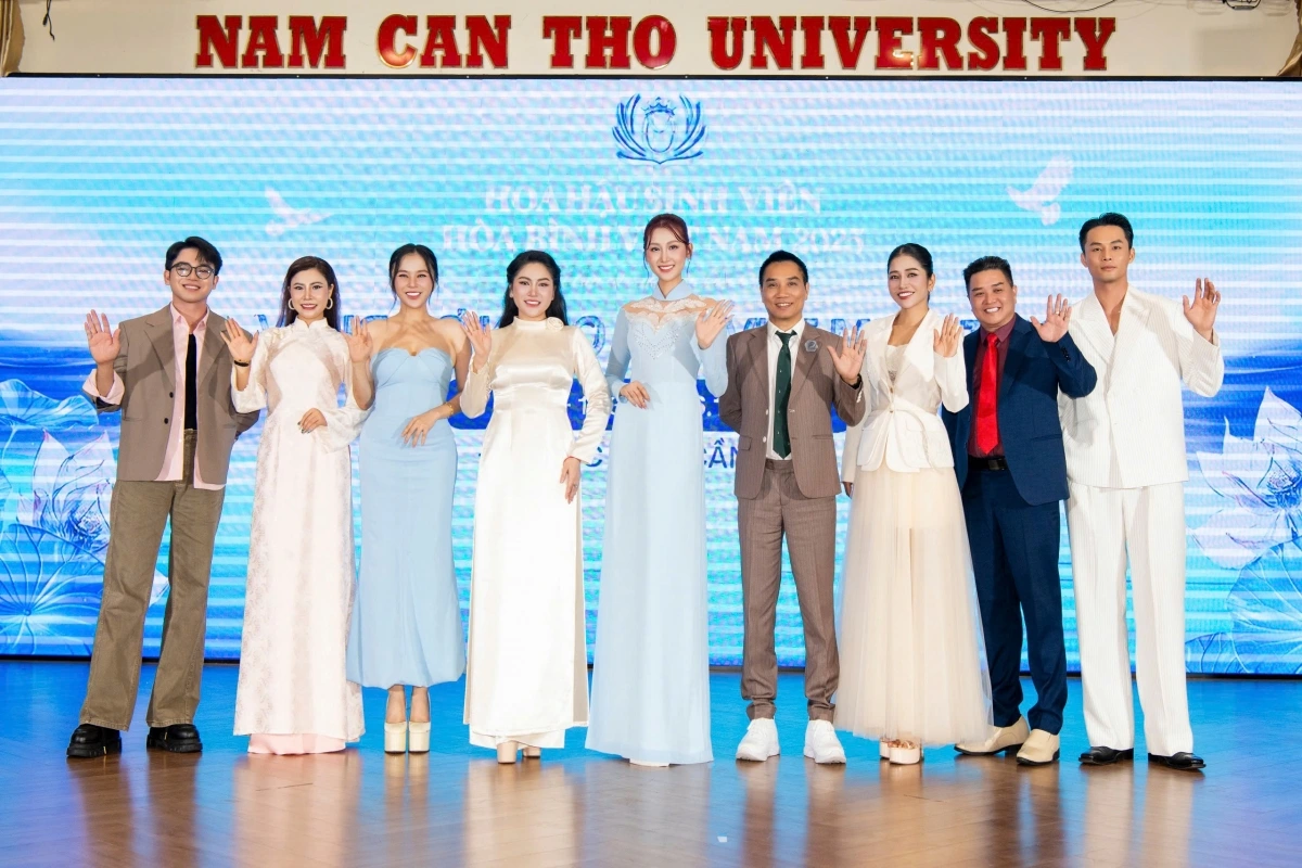 Hội đồng giám khảo vòng sơ khảo