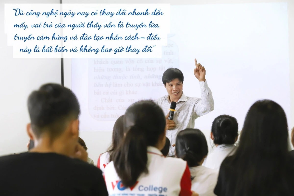 ThS. Lại Thế Vĩnh đang giảng bài tại Trường Cao đẳng Phát thanh – Truyền hình II. Ảnh: Phạm Đức Minh