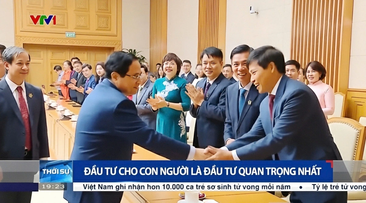 ThS. Lại Thế Vĩnh (bên phải) vinh dự được Thủ tướng Chính phủ Phạm Minh Chính chào mừng tại Lễ kỷ niệm Ngày Nhà giáo Việt Nam 20/11. Ảnh chụp từ bản tin VTV1