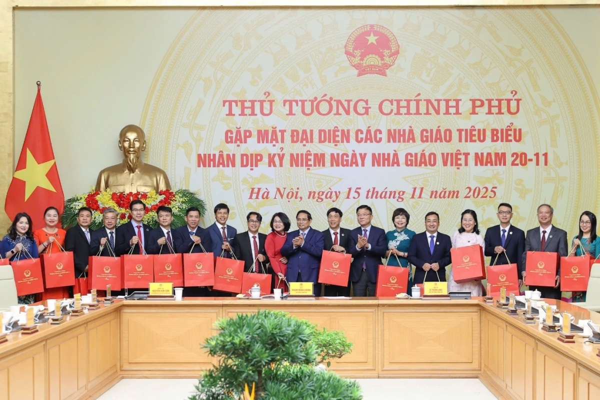 Thủ tướng Chính phủ Phạm Minh Chính (thứ 7 từ trái sang) cùng các lãnh đạo Đảng, Nhà nước và 60 nhà giáo tiêu biểu tại buổi gặp mặt nhân dịp kỷ niệm Ngày Nhà giáo Việt Nam 20/11, diễn ra ngày 15/11/2025 tại Hà Nội. Sự kiện là lời khẳng định mạnh mẽ sự quan tâm của Đảng và Nhà nước đối với đội ngũ nhà giáo. Ảnh: Công thông tin Chính phủ