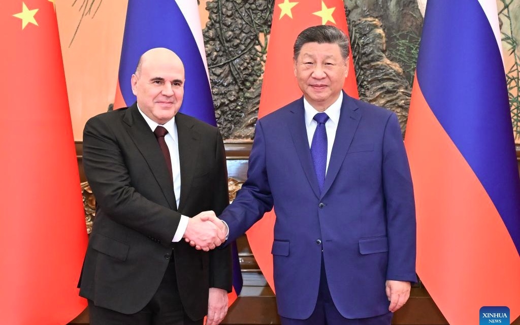 Thủ tướng Nga Mikhail Mishustin (trái) và Chủ tịch Trung Quốc Tập Cận Bình. Ảnh: Tân Hoa xã.