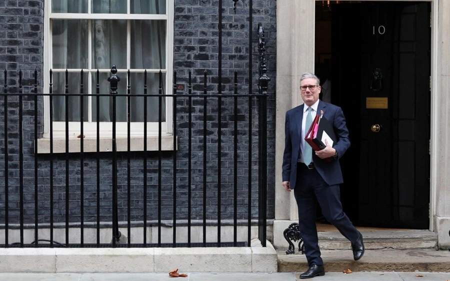 Kể từ khi lên nắm quyền vào mùa hè năm 2024, chính phủ của Thủ tướng Keir Starmer phải đối mặt với áp lực lớn trong việc kiểm soát dòng người di cư và hạn chế quyền lợi của họ. Ảnh Le Parisien