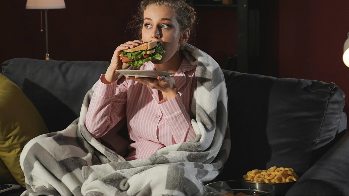 Thức khuya gây rối loạn các hormone kiểm soát cảm giác thèm ăn và cân bằng năng lượng trong cơ thể