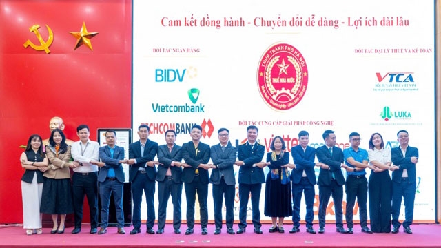 Đại diện Thuế Hà Nội đã trả lời, giải đáp các câu hỏi của các hộ kinh doanh về kê khai doanh thu, lập hóa đơn