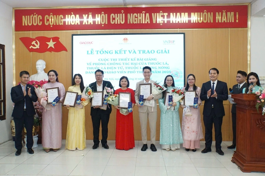 Ban tổ chức khen thưởng các cá nhân, tập thể. Ảnh: BTC