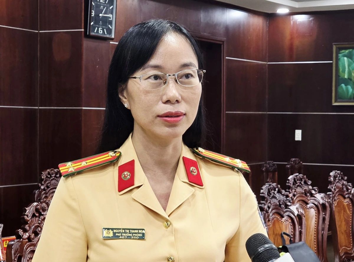 Thượng tá Nguyễn Thị Thanh Nga – Phó Trưởng Phòng CSGT, Công an TP. HCM thông tin về việc làm sạch dữ liệu GPLX, đổi GPLX từ thẻ bìa sang thẻ PET trên địa bàn TP. HCM.