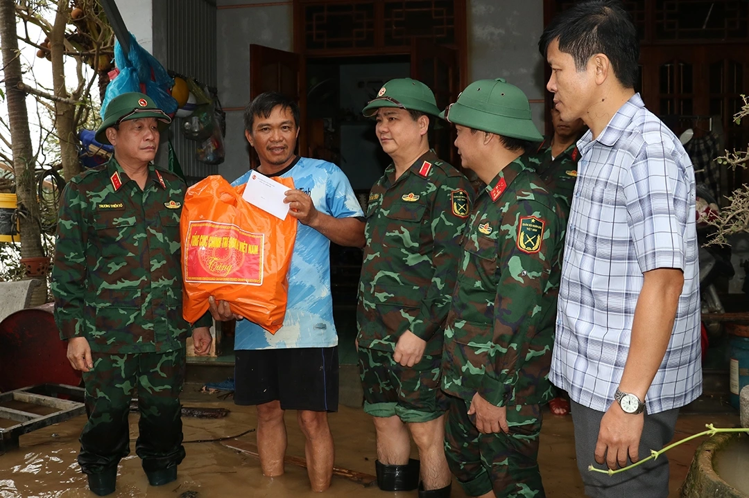 Thượng tướng Trương Thiên Tô (bên trái), Phó Chủ nhiệm Tổng cục Chính trị Quân đội nhân dân Việt Nam thăm, tặng quà người dân vùng lũ Quy Nhơn