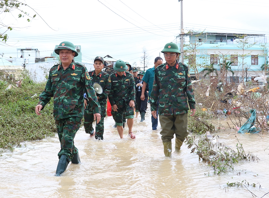 Thượng tướng Trương Thiên Tô vào vùng ngập lụt ở tỉnh Gia Lai