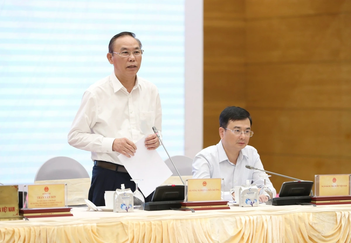 Thứ trưởng Bộ Nông nghiệp và Môi trường Phùng Đức Tiến trao đổi về giải pháp, nguồn lực để phòng, chống ngập úng - Ảnh: VGP/QP