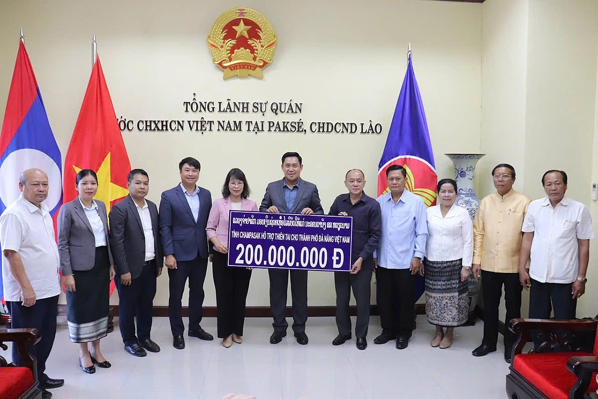 Tỉnh Champasak hỗ trợ thành phố Đà Nẵng 200 triệu đồng khắc phục hậu quả thiên tai. (Ảnh: Tổng Lãnh sự quán Việt Nam tại Pakse)