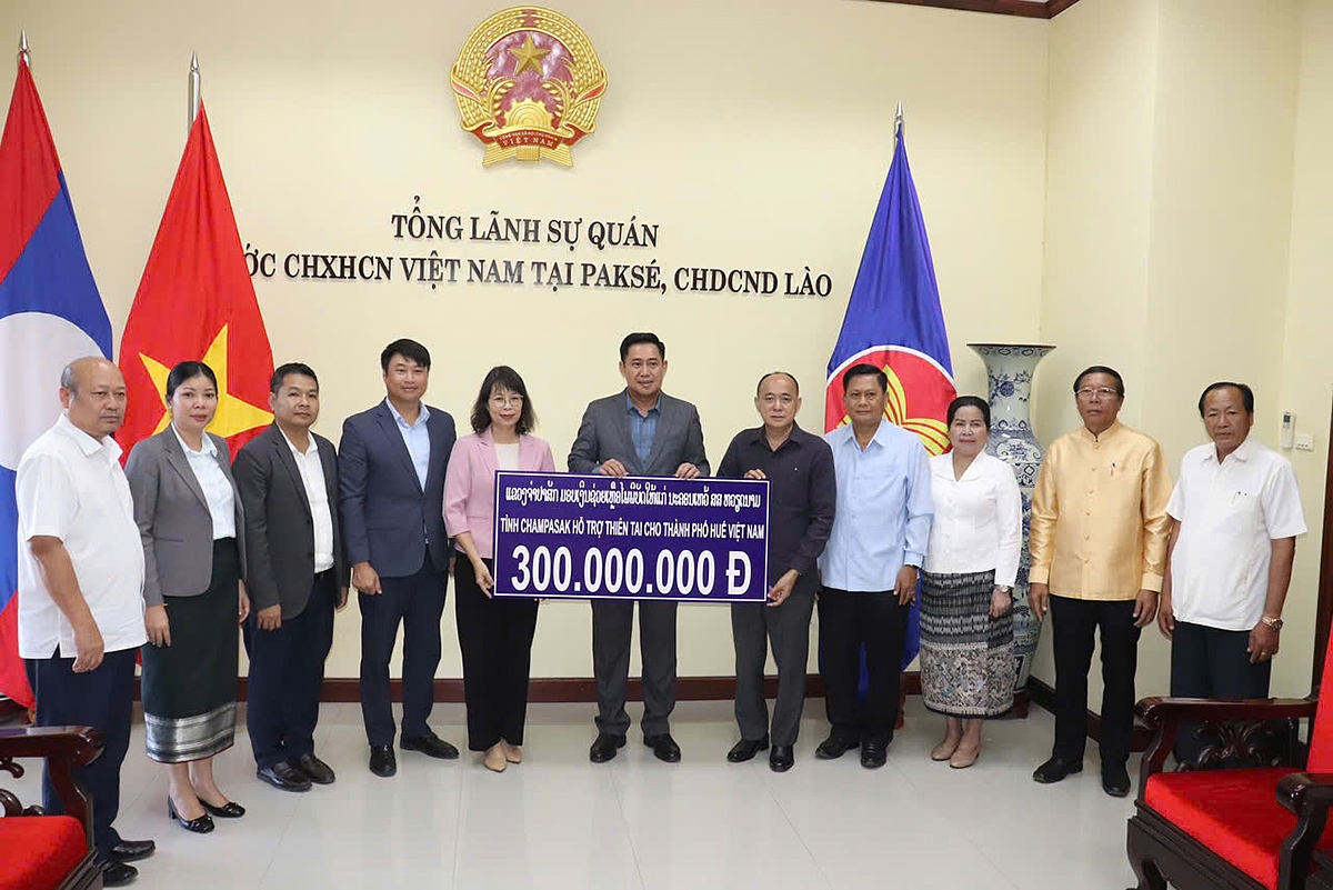 Tỉnh Champasak hỗ trợ thành phố Huế 300 triệu đồng khắc phục hậu quả thiên tai. (Ảnh: Tổng Lãnh sự quán Việt Nam tại Pakse)