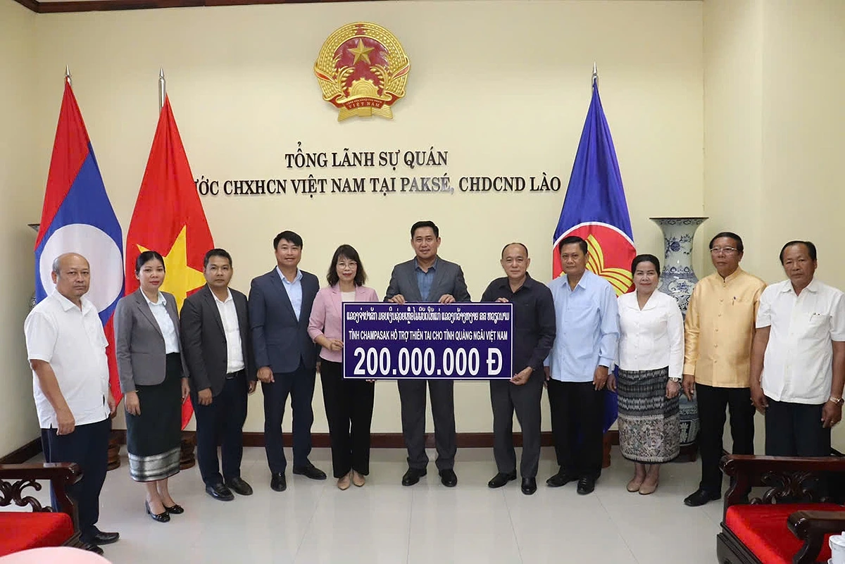 Tỉnh Champasak hỗ trợ tỉnh Quảng Ngãi 200 triệu đồng khắc phục hậu quả thiên tai. (Ảnh: Tổng Lãnh sự quán Việt Nam tại Pakse)