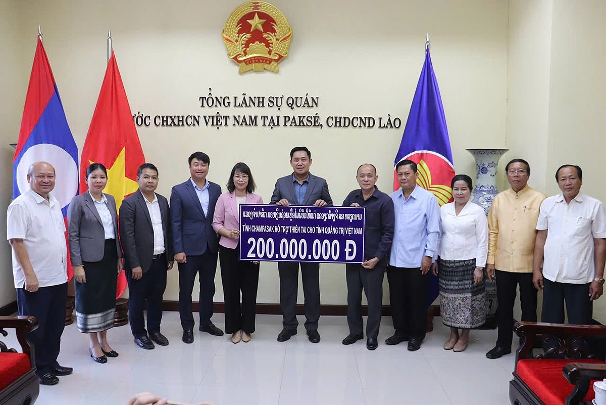 Tỉnh Champasak hỗ trợ tỉnh Quảng Trị 200 triệu đồng khắc phục hậu quả thiên tai. (Ảnh: Tổng Lãnh sự quán Việt Nam tại Pakse)