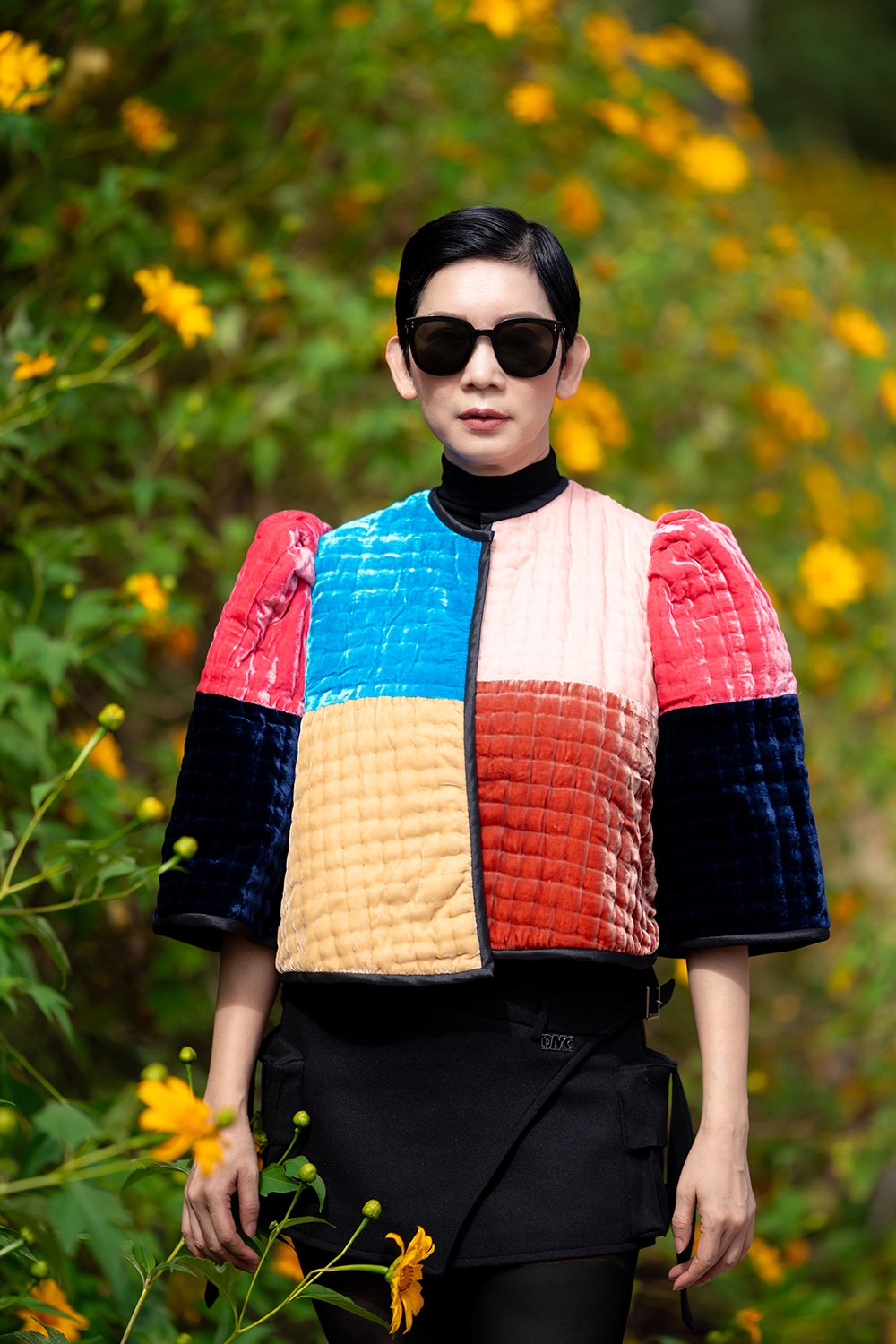 Từng tấm áo chần bông được thiết kế như vòng tay của mùa đông, ôm lấy phố và ôm lấy người mặc bằng vẻ đẹp mộc mạc mà sâu sắc.