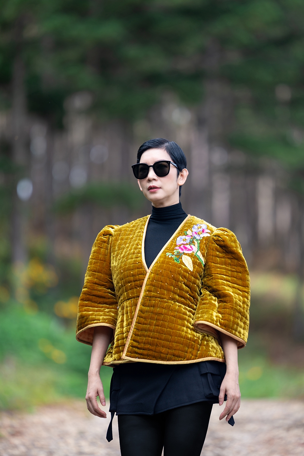 Xuất hiện trong những mẫu áo chần bông đặc trưng, Xuân Lan mang đến hình ảnh cuốn hút, cá tính và đầy nội lực.