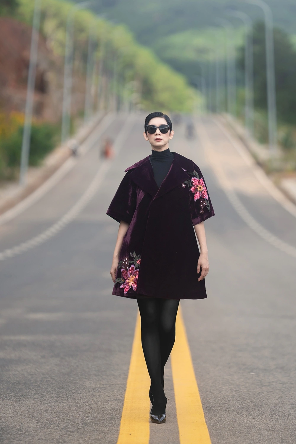 Cô không chỉ thể hiện sự thanh lịch, sang trọng, mà còn truyền tải tinh thần mạnh mẽ, hiện đại của bộ sưu tập, biến chiếc áo mùa đông quen thuộc thành tuyên ngôn phong cách đầy tự tin.