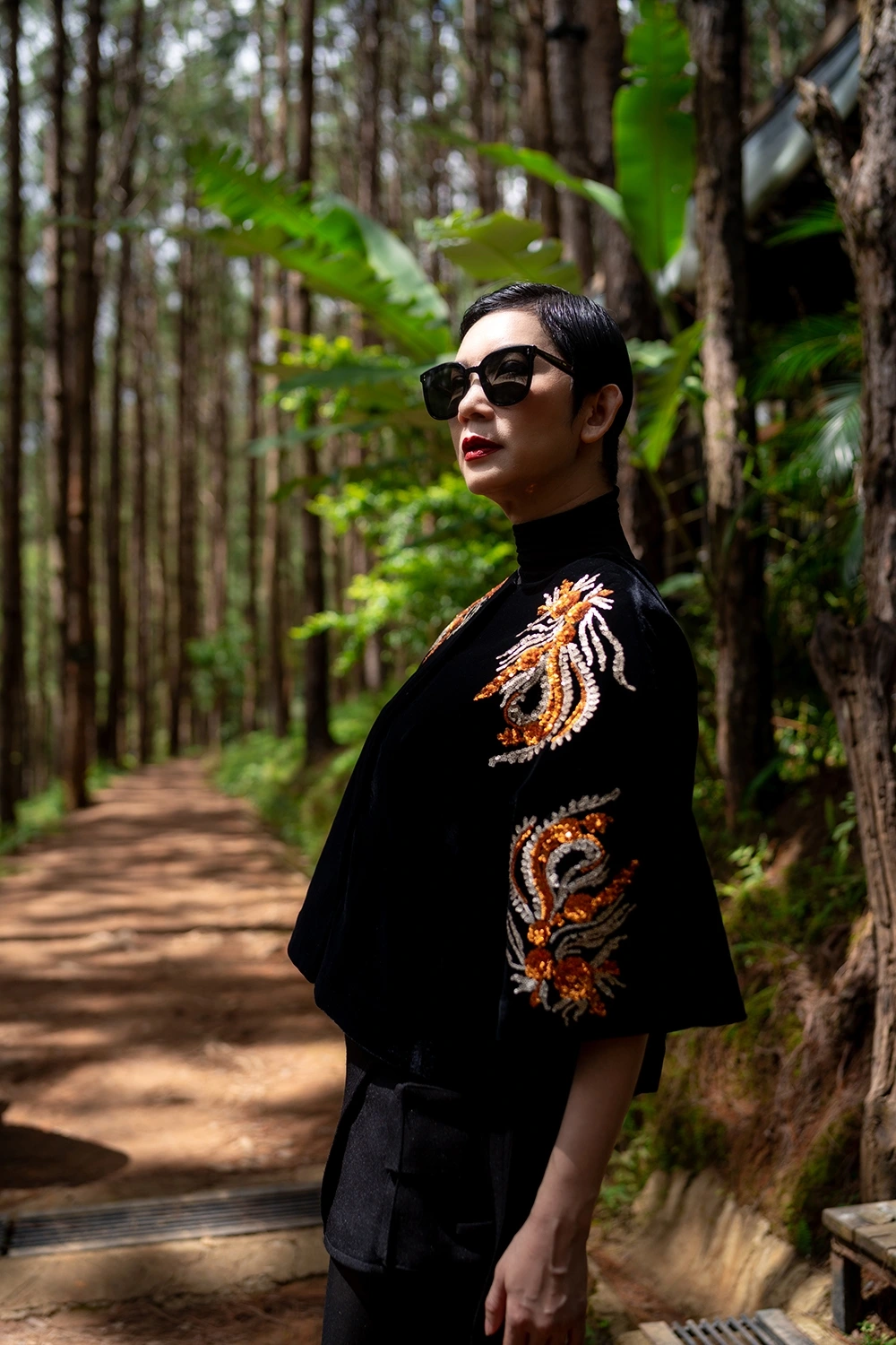 “Đông về” không chỉ là tên một bộ sưu tập mới, mà là khoảnh khắc giao mùa được tái hiện bằng thời trang. Đó là thời điểm những cơn gió lạnh đầu tiên len qua kẽ lá, lướt qua mái ngói rêu phong và phố nhỏ miền Bắc; là khoảnh khắc người ta kéo cao cổ áo, cảm nhận cái se sắt thân thuộc báo hiệu mùa đông đã đến.