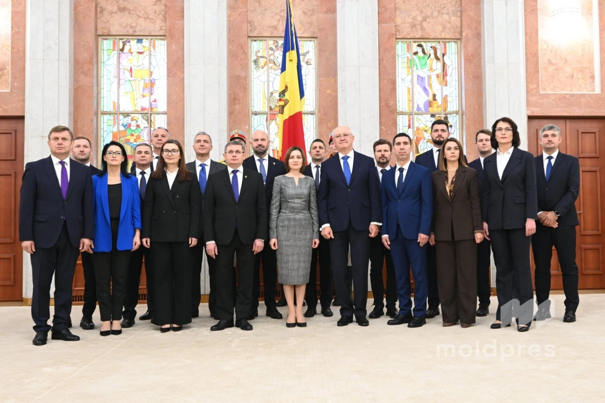 Tổng thống Moldova Maia Sandu (giữa) và Chính phủ của tân Thủ tướng Munteanu. Ảnh: moldpres.md