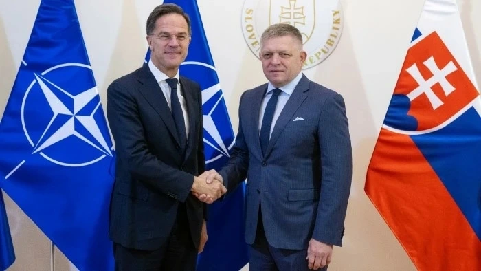 Tổng thư ký NATO Mark Rutte (phải) và Thủ tướng Slovakia Robert Fico (trái) (Ảnh-tasr.sk)