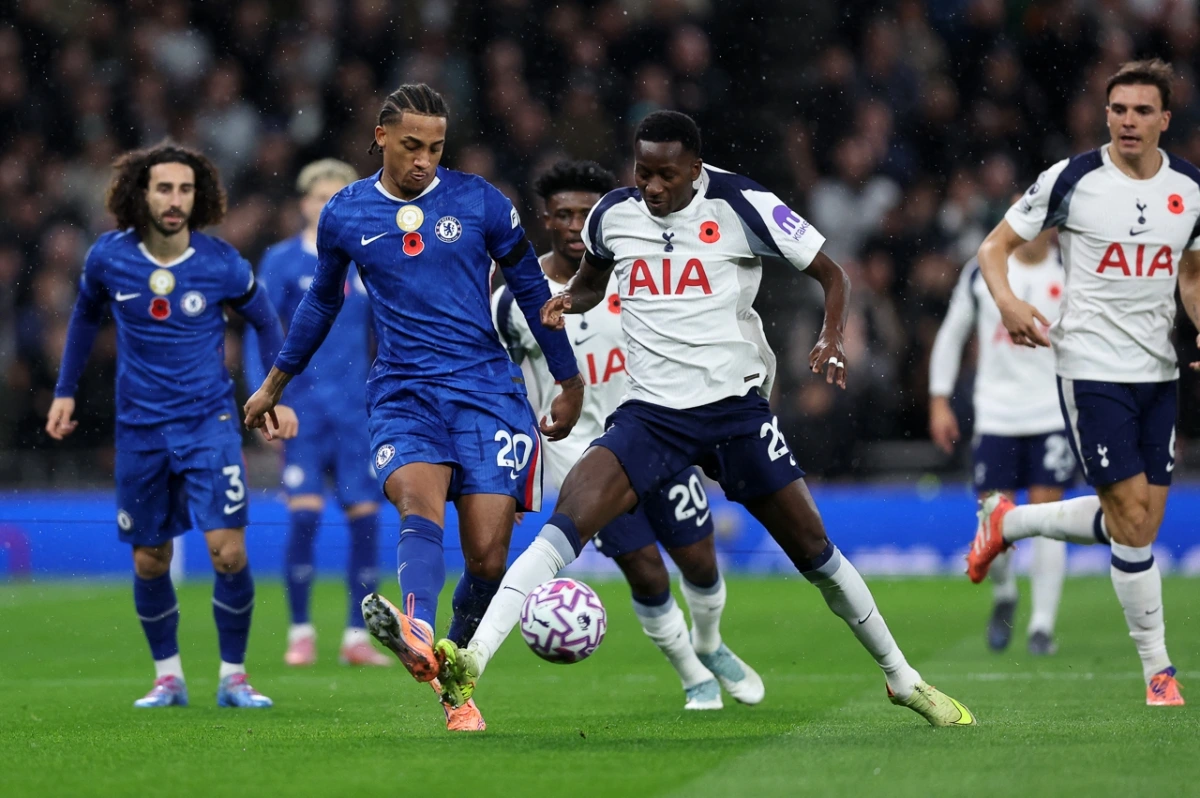 Trận đấu diễn ra đầy quyết liệt (Ảnh: Reuters)