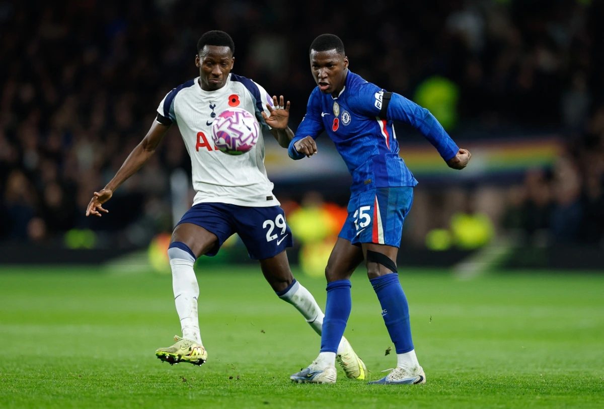 Tottenham vẫn đang bế tắc trước hàng phòng ngự Chelsea (Ảnh: Reuters)