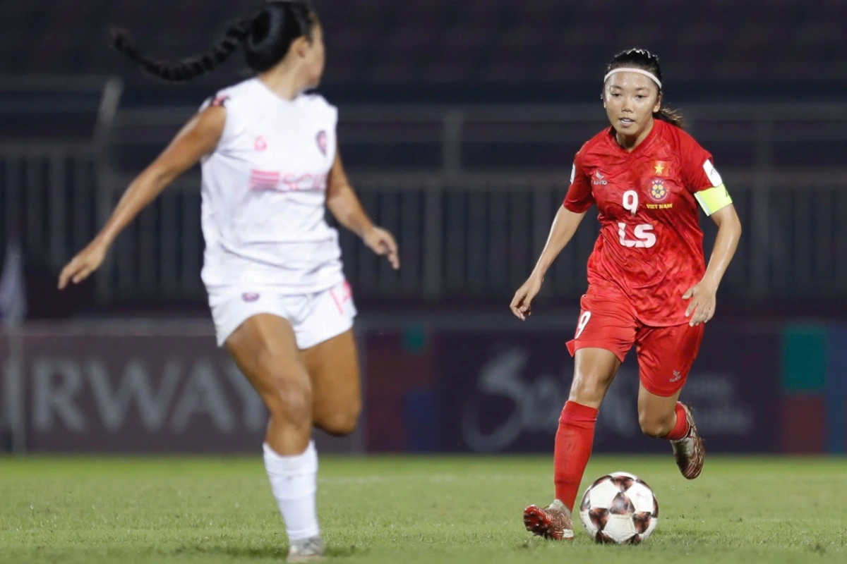 Huỳnh Như cùng các đồng đội nhập cuộc đầy tự tin.