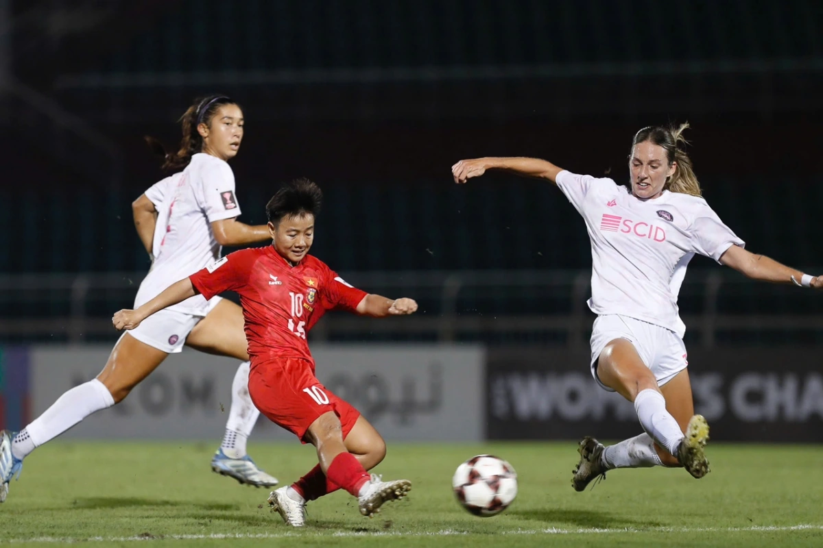 Trận đấu diễn ra với tốc độ cao khi cả hai đội đều chơi tấn công hướng đến chiến thắng.