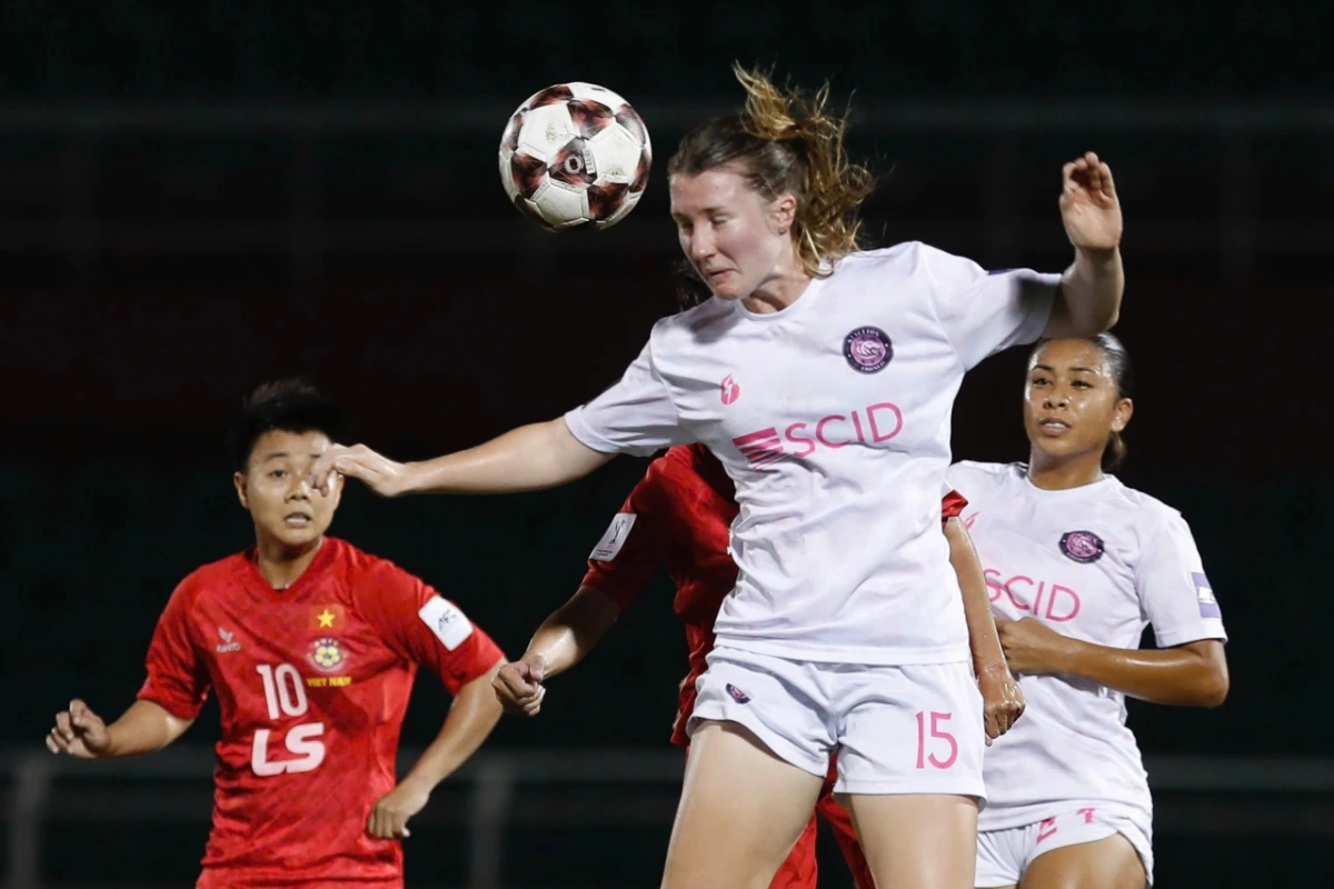 Stallion Laguna cố gắng tận dụng thể hình của các cầu thủ để tìm kiếm bàn thắng từ những pha bóng bổng.