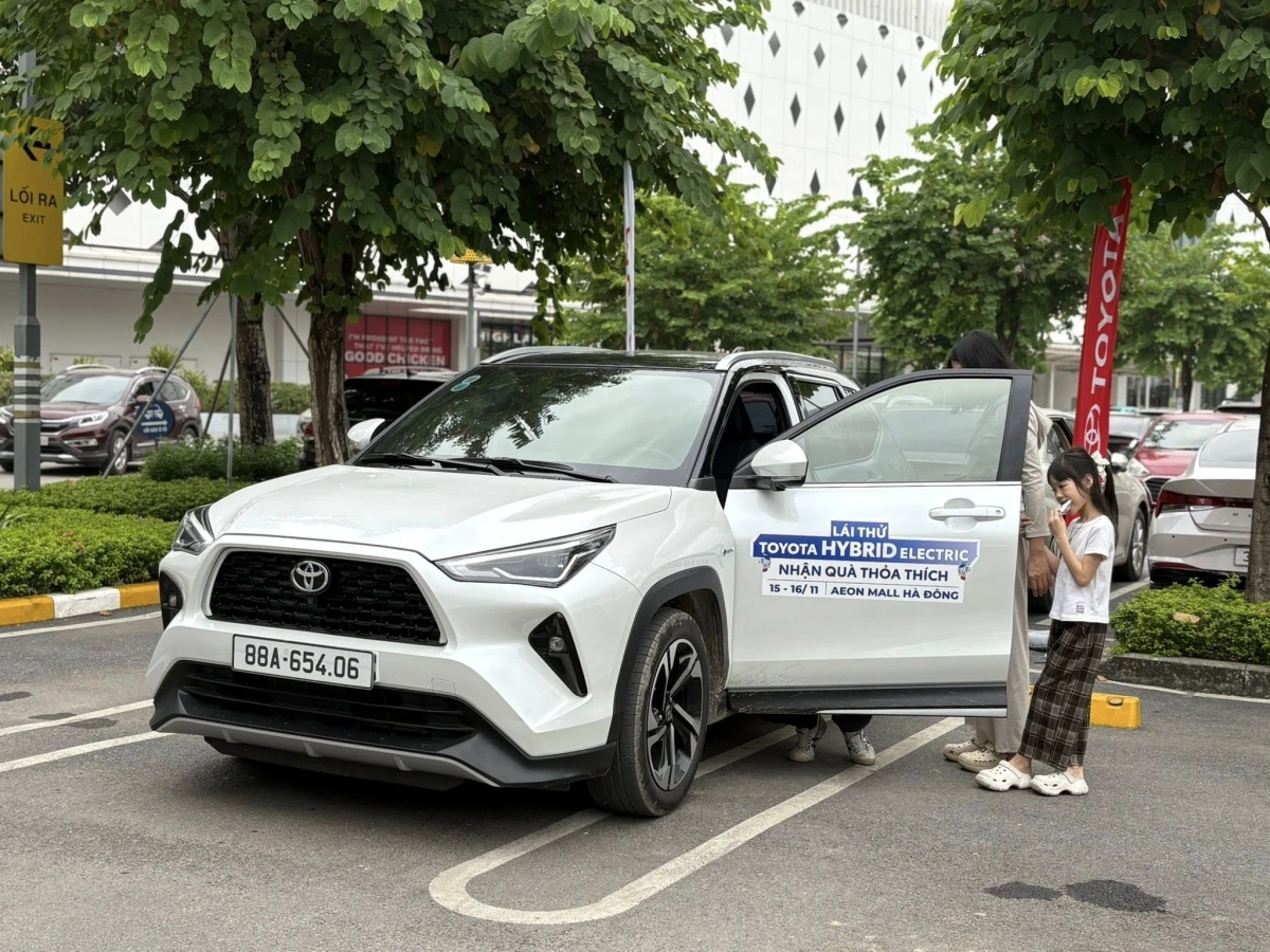 Yaris Cross HEV thu hút nhiều lượt khách hàng lái thử. 