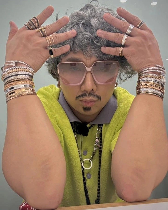 Trấn Thành tiết lộ sắm loạt vòng và nhẫn để có tạo hình "già gân" phù hợp với nhân vật trong Running Man Vietnam tập 6.