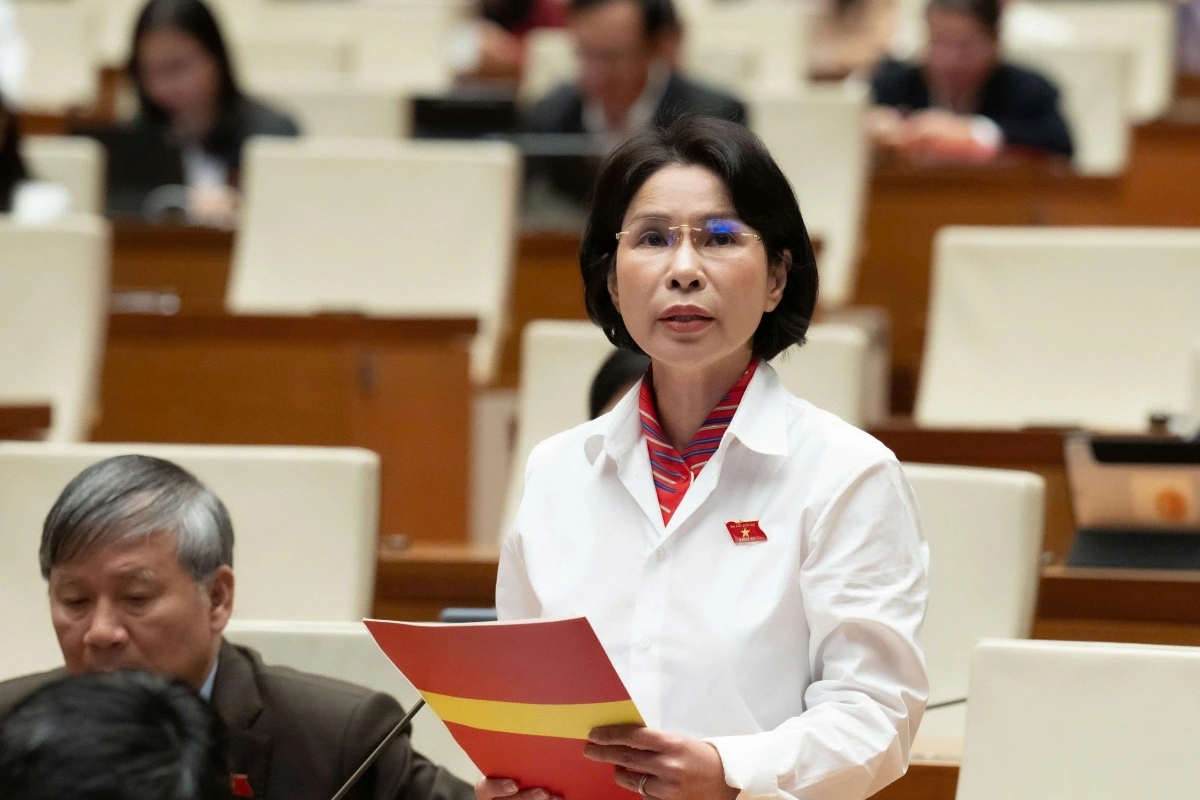 ĐBQH Trần Thị Nhị Hà cho biết còn thiếu vắng cơ chế kiểm soát toàn diện đối với những nhóm sản phẩm làm gia tăng các bệnh không lây nhiễm như các sản phẩm có chứa nhiều đường, nhiều muối, đồ ăn nhanh, sản phẩm siêu chế biến… Ảnh Quốc hội 