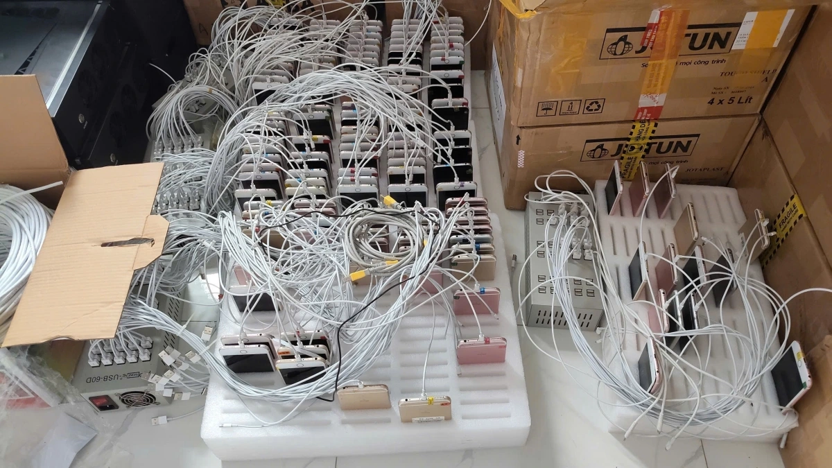 Phòng điều khiển trung tâm có tới 78 CPU kết nối với 169 thiết bị đăng nhập và 2.000 điện thoại di động.