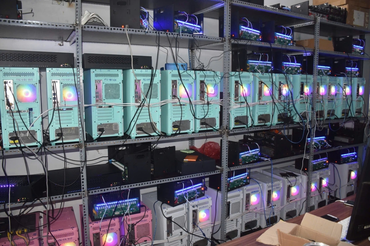 Công an phát hiện 22 đối tượng đang sử dụng 26 máy tính để bàn, 26 CPU