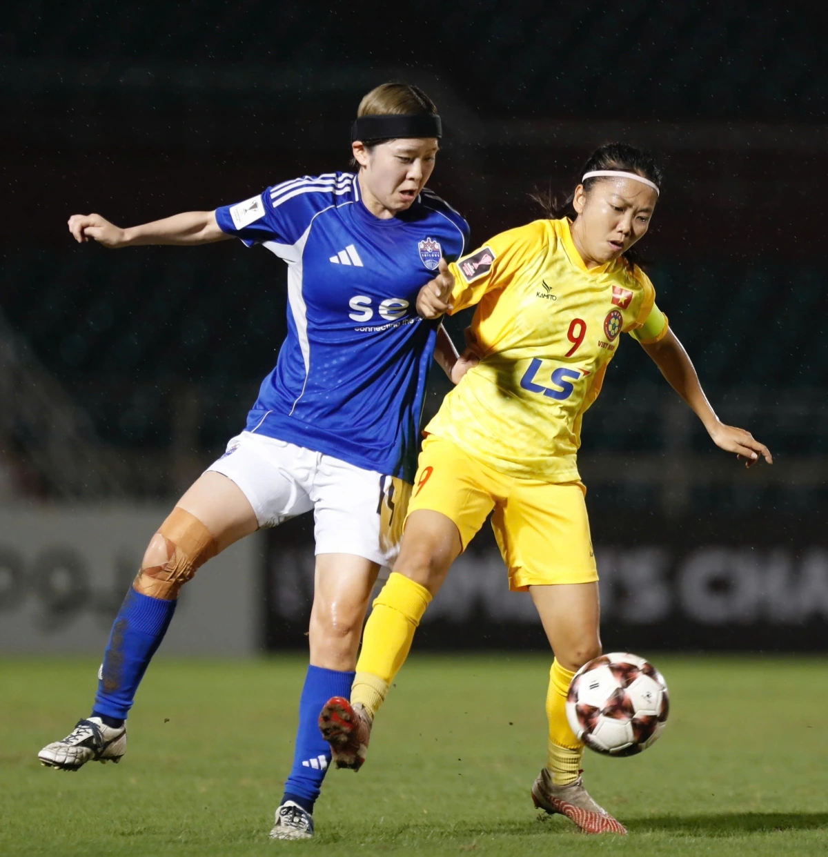 Huỳnh Như luôn bị đối thủ theo rất sát. (Ảnh: TH). 