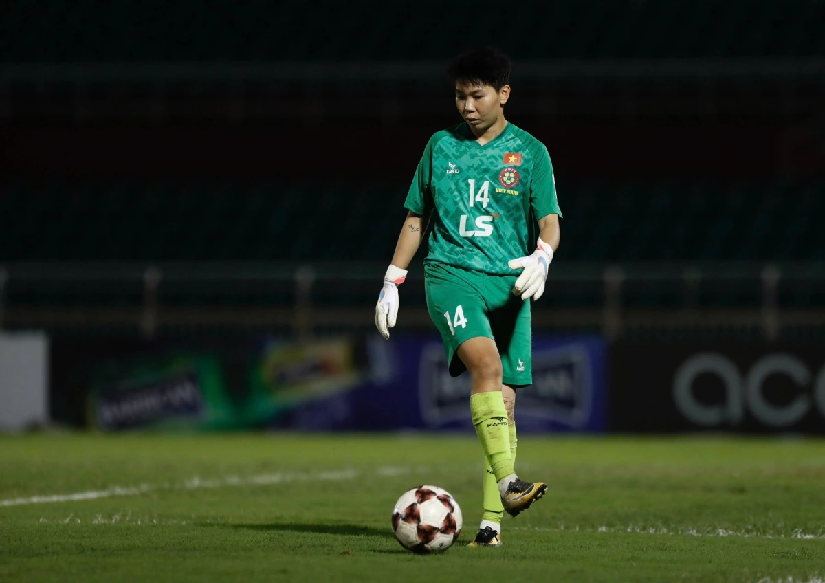 Thủ môn Kim Thanh có trận đấu khá vất vả. (Ảnh: TH). 