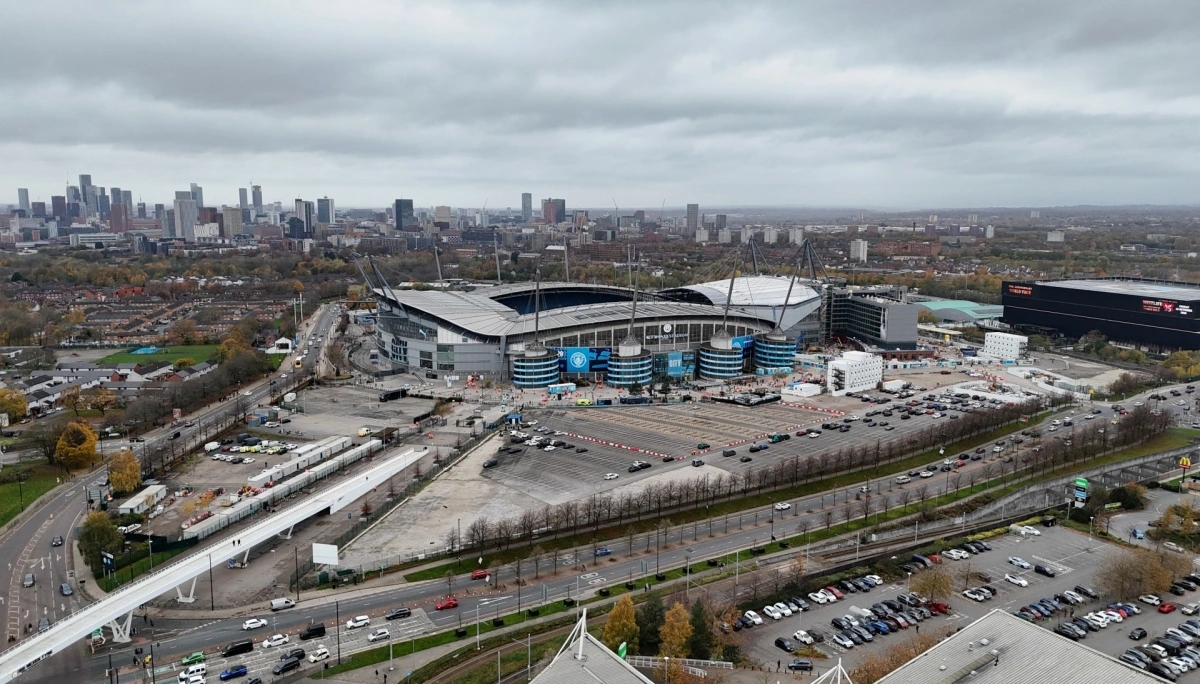 Sân Etihad sẵn sàng cho siêu kinh điển Ngoại hạng Anh giữa Man City và Liverpool (Ảnh: Reuters)