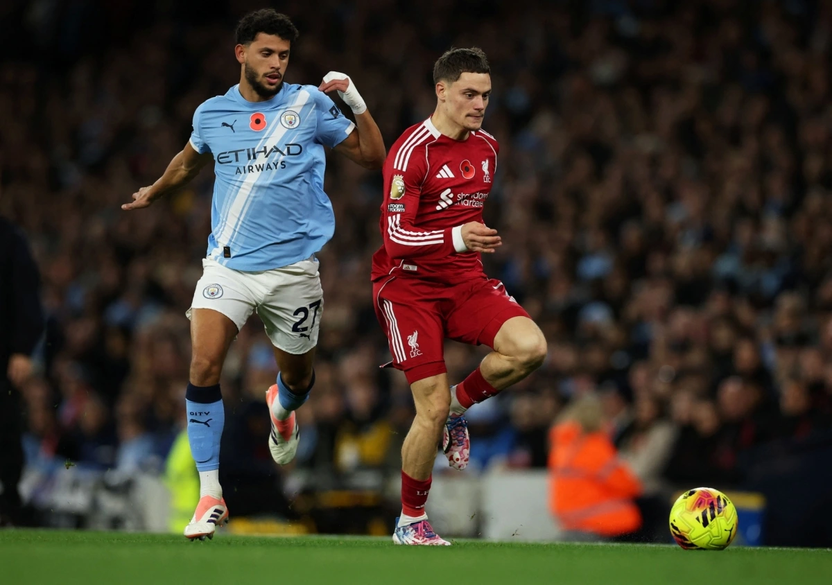 Liverpool đang tăng tốc trong hiệp hai (Ảnh: Reuters)