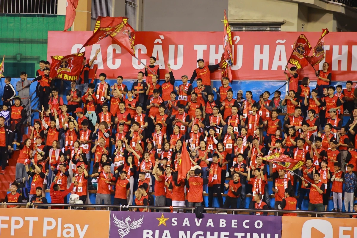 Rất đông CĐV đến sân Ninh Bình để theo dõi trận đấu. (Ảnh: VPF). 