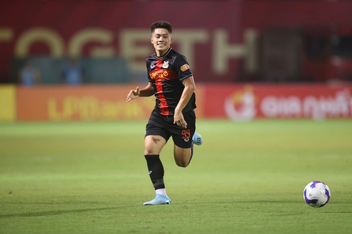 Quốc Việt và các đồng đội nỗ lực tấn công nhưng chưa thể ghi bàn. (Ảnh: VPF). 